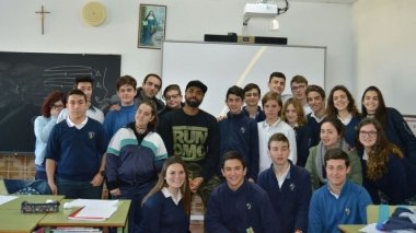 chojin con alumnos del Sagrado Corazón