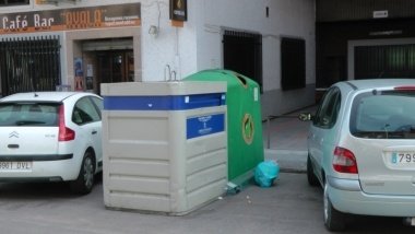 contenedores de vidrio y papel