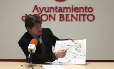 enrique talavera mostrando el plano de las obras