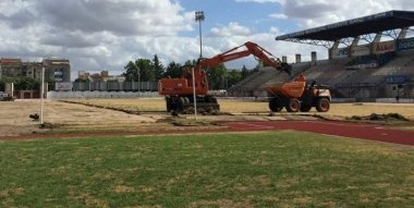 cambio de césped en el estadio Vicente Sanz