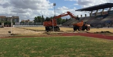 cambio de césped en el estadio Vicente Sanz