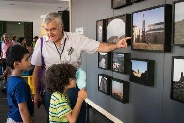 antonio maria flórez enseñando una exposición a unos niños colombianos