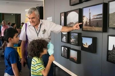 antonio maria flórez enseñando una exposición a unos niños colombianos