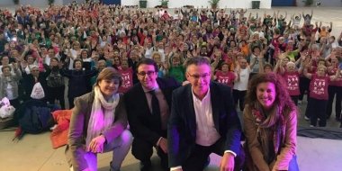 Las autoridades se fotografiaron con los participantes detrás