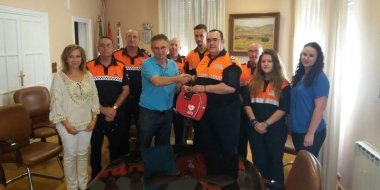 entrega del desfibrilador a Protección Civil