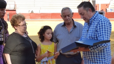 entrega de la placa a los familiares de Roberto Gallardo