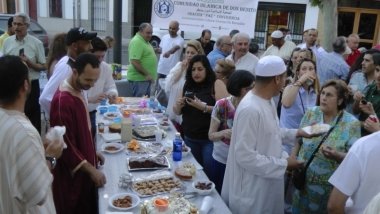Comida al final de la jornada de ayuno de Ramadán
