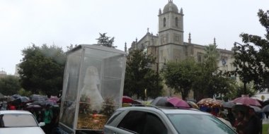 la virgen de las cruces, transportada en un vehículo