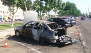 coche calcinado en la avenida de Madrid