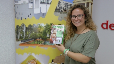 cristina valades muestra el nuevo material promocional