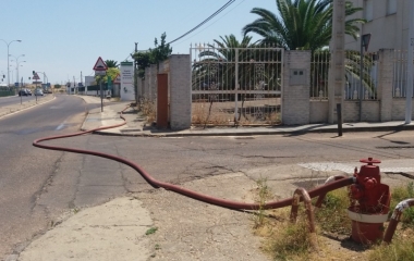 manguera conduciendo agua al hospital Don Benito-Villanueva