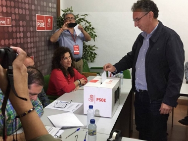 jose luis quintana votando en las primarias