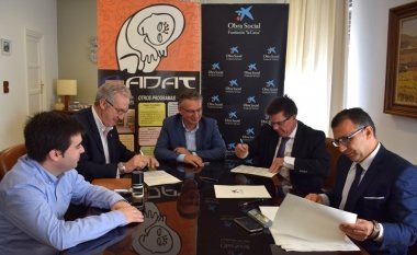 adat percibe ayuda