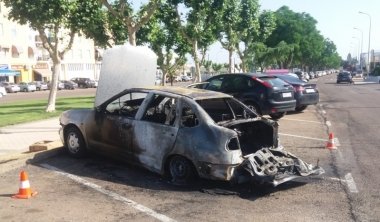 coche calcinado en la avenida de Madrid