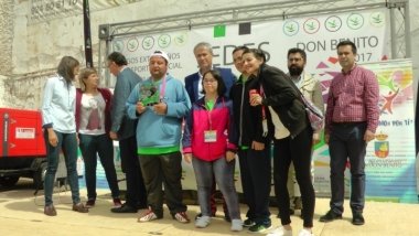inclusives recogiendo su premio