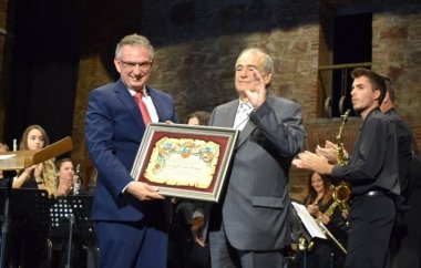 miguel lopez recibiendo el título de hijo predilecto