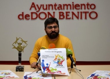 pedro parejo presentando los premios Alabán