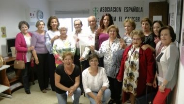 entrega de Salvavidas a la asociación contra el cáncer