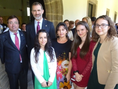 alumnos con el Rey y Vara