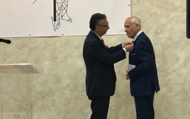 casiano blanco recibiendo el escudo de Don Benito