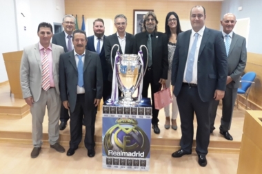 juan jose con el alcalde y directivos de la peña madridista