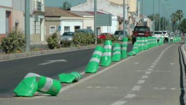 hitos rotos en la calle Eduardo Dato de Don Benito