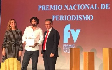 javier arcenillas recibiendo el premio Francisco Valdés