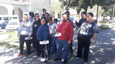 plena pegada de carteles