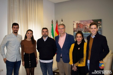 alumnos con el alcalde de Don Benito