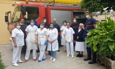 bomberos en tareas de desinfeccion