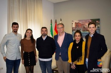 alumnos con el alcalde de Don Benito