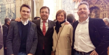 francisco javier con sus padres y el presidente Vara