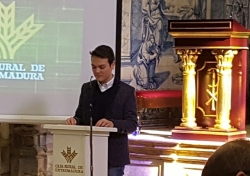 francisco javier fernandez tomando la palabra en los premios Espiga