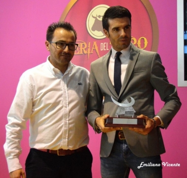 Jose Antonio Ledesma, entregando el premio al mejor torero