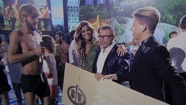 jorge díaz recogiendo el cheque de supervivientes