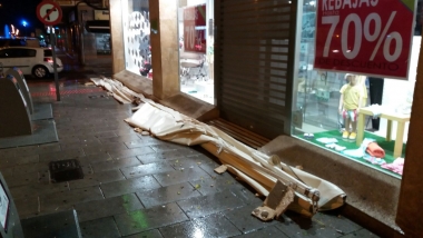 toldo destrozado de una tienda en la calle Ayala