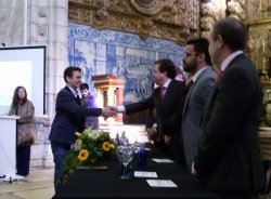 francisco javier fernandez recogiendo el premio