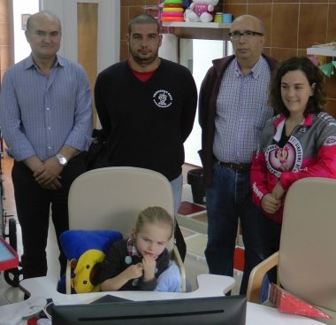 angela con sus padres y dirigentes de plena inclusion