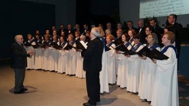 Antonio Guisado dirigiendo a la Coral Villanovense