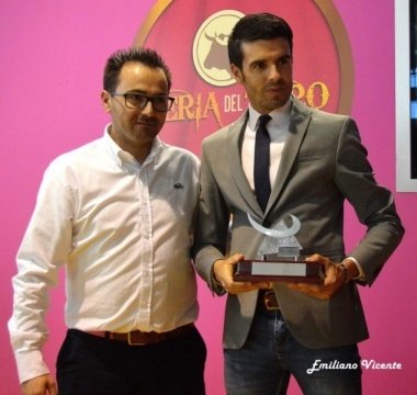Jose Antonio Ledesma, entregando el premio al mejor torero