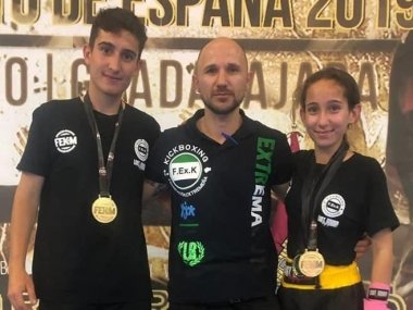 hermanos julián y rocío lozano con su entrenador