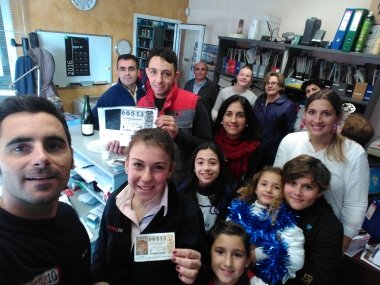 isabel, daniel y amigos, agraciados con el Gordo