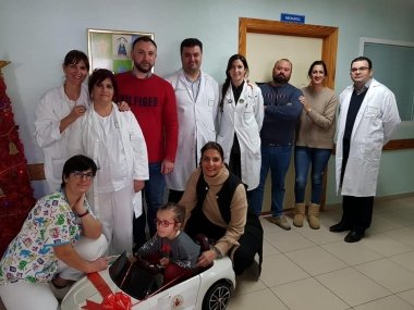 hermandad de los Dolores dona coche a Pediatría