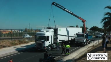 camion atrapado en Don Benito