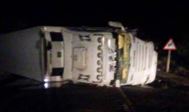 trailer accidentado en la Nacional 430