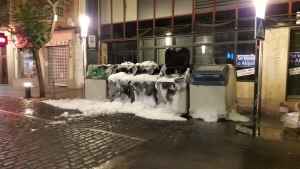 contenedores quemados en plaza de Santo Ángel