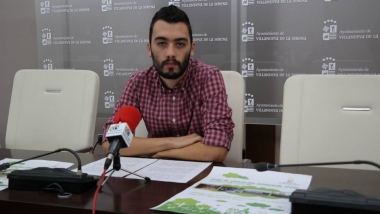 arturo garcía informando de la campaña medioambiental
