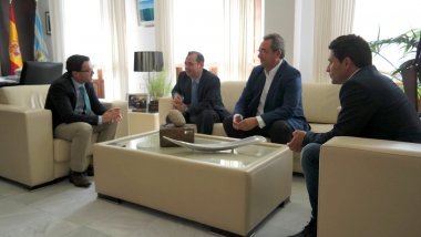 reunión decathlon con el alcalde de Villanueva