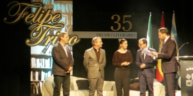 ganadores del año pasado con el alcalde, el presentador e Isabel Gil Rosiña