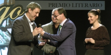 Miguel Ángel Gallardo entregando el premio a uno de los ganadores del año pasado